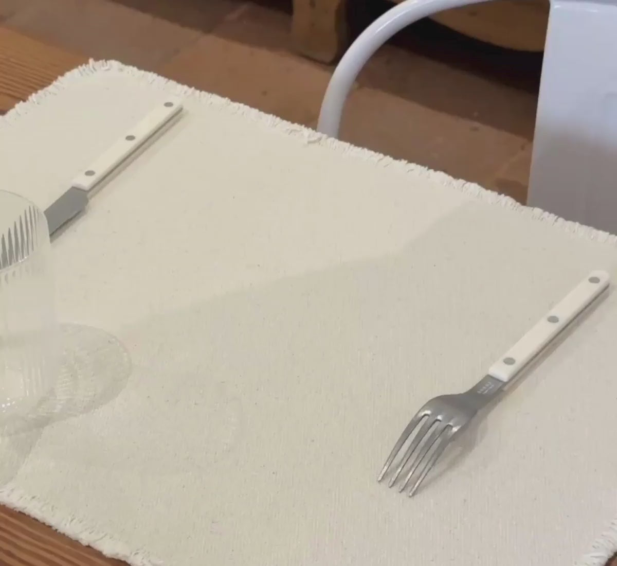 Charger la vidéo : <p>Toutes nos pièces de vaisselle sont conçues pour un <strong>usage quotidien</strong>, qu’elles soient en <strong>grès naturel (céramique)</strong> ou en <strong>porcelaine</strong>.</p><p>Le <strong>grès naturel</strong> est une terre robuste, vitrifiée à très haute température pour devenir <strong>étanche et compacte</strong>, parfaite pour des objets alimentaires résistants et durables. La <strong>porcelaine</strong>, légère et élégante, combine solidité et finesse, idéale pour sublimer vos repas tout en restant pratique au quotidien.</p><p>Toutes nos pièces sont donc <strong>compatibles et résistantes</strong> :</p><ul><li>Au lave-vaisselle<br/></li><li>Au micro-ondes<br/></li><li>Et au four<br/></li></ul><p>Ainsi, que vous choisissiez la chaleur et la robustesse de la céramique ou la finesse et l’élégance de la porcelaine, vous pouvez <strong>dresser vos tables quotidiennes avec style et praticité</strong>.</p>